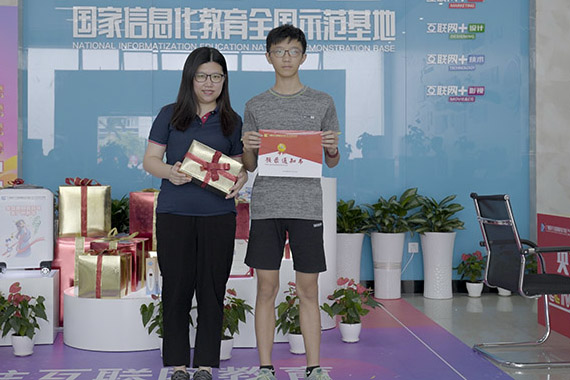 ���П�|���˸�ĸ��֧�֣�һ����ѧ�õ��Ӿ�����