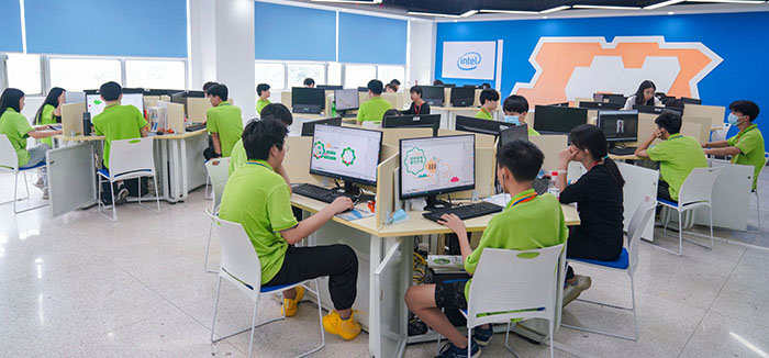 �»��������Ƽ�ѧУ��ѧ����