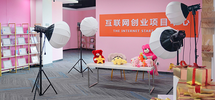 �»��������Ƽ�ѧУУ԰�Ļ�