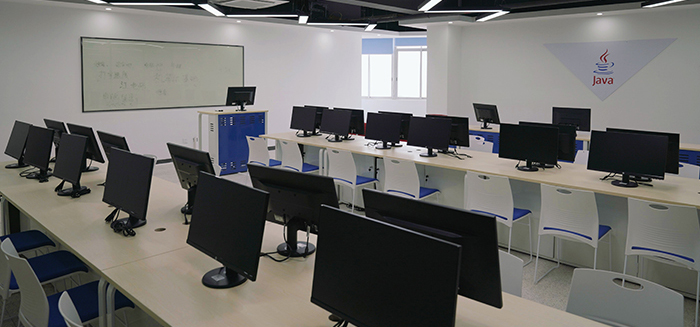 �»��������Ƽ�ѧУУ԰�Ļ�