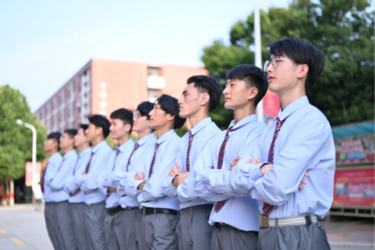 来新华学好互联网技术,才能登的更高,走的更远