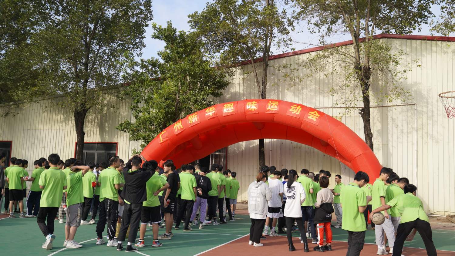 �����»��������Ƽ�ѧУ�ٰ��׽�Ȥζ�˶���