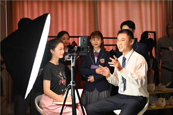 ʯ��ׯ�»�����ѧУ